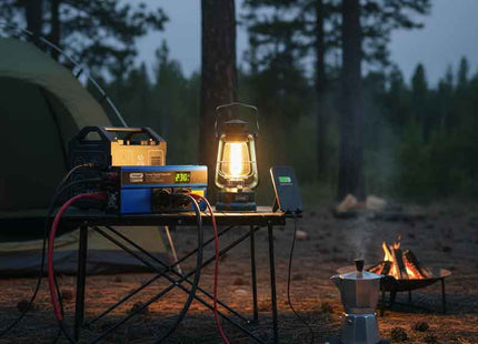 Andowl QY-7012 inverter σε χρήση σε σκηνή camping με φωτιστικό και συσκευές