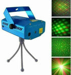 Μπλε mini προβολέας laser LED 17782 επάνω σε εύκαμπτο τρίποδο με δείγματα κόκκινων και πράσινων φωτιστικών μοτίβων.