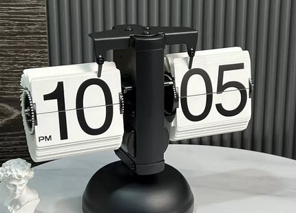 ONE FASHION flip clock μαύρο σε τραπέζι με ένδειξη PM