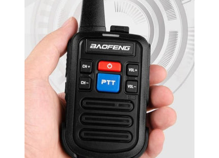 Μαύρο Baofeng BF-C50 Mini walkie talkie κρατημένο στο χέρι με πλήκτρα CH VOL και PTT