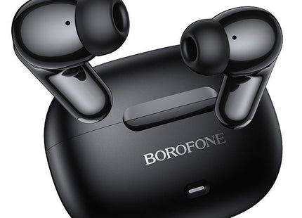 Μαύρα Borofone BW96 in-ear ακουστικά επάνω στη θήκη φόρτισης.