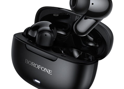 Μαύρα Borofone BW96 με ακουστικά σιλικόνης και ανοιχτή θήκη φόρτισης.