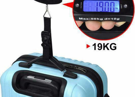 Μαύρη ψηφιακή ζυγαριά 50kg με ιμάντα κατά τη ζύγιση γαλάζιας βαλίτσας 19kg