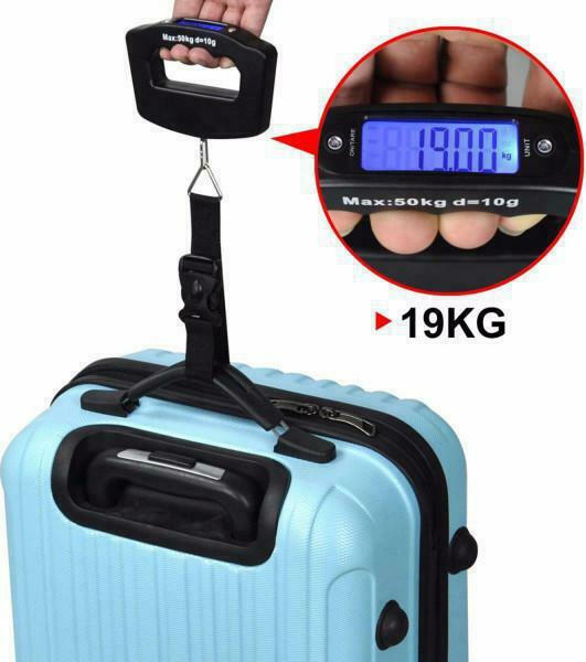 Μαύρη ψηφιακή ζυγαριά 50kg με ιμάντα κατά τη ζύγιση γαλάζιας βαλίτσας 19kg