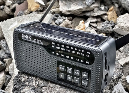 CMiK MK-245S μαύρο φορητό ραδιόφωνο με ηλιακό πάνελ και κεραία σε εξωτερικό χώρο