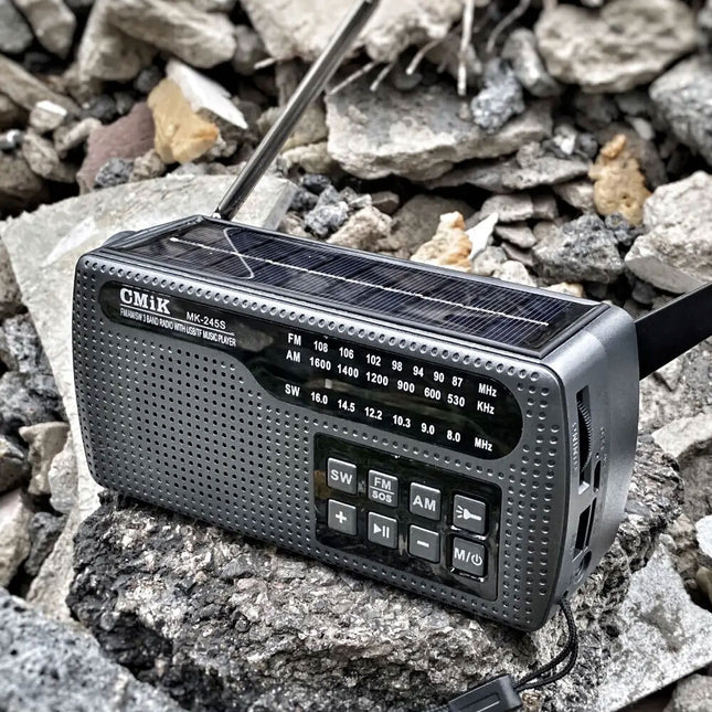 CMiK MK-245S μαύρο φορητό ραδιόφωνο με ηλιακό πάνελ και κεραία σε εξωτερικό χώρο