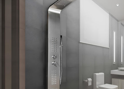 Ασημί στήλη υδρομασάζ EZRA ACP-2057151 τοποθετημένη σε μπάνιο με κεφαλή οροφής, πίδακες σώματος και τηλέφωνο ντους.