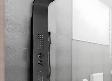 Μαύρη στήλη υδρομασάζ EZRA ACP-2057168 τοποθετημένη σε μπάνιο με κεφαλή οροφής, πίδακες σώματος και τηλέφωνο ντους.