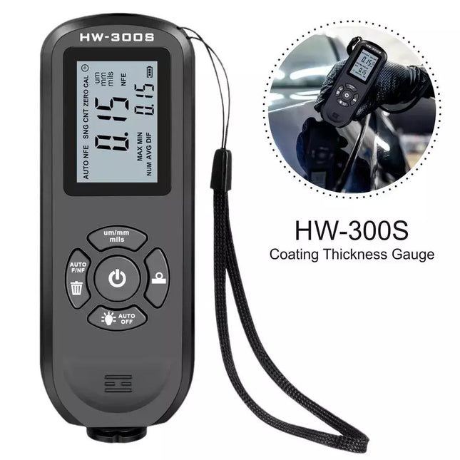 Μαύρος μετρητής HW-300S με λουράκι καρπού και σκηνή χρήσης σε αυτοκίνητο