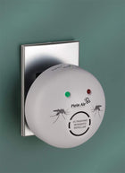 Λευκή στρογγυλή συσκευή υπερήχων για κουνούπια συνδεδεμένη σε πρίζα, με πράσινη και κόκκινη φωτεινή ένδειξη και επιγραφή Plein Air.