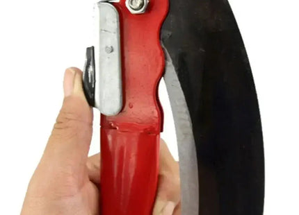 Κοντινή εικόνα πτυσσόμενου δρεπανιού Kmt Tools με κόκκινη λαβή και μαύρη λάμα