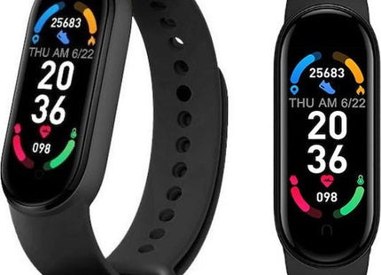 Μαύρο M6 smart band σε δύο όψεις με ρυθμιζόμενο λουράκι και έγχρωμη οθόνη.