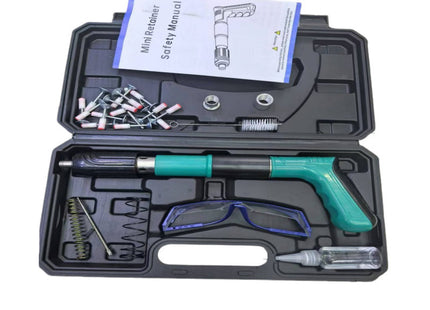 Καρφωτικό χειρός Nail Gun σε ανοιχτή βαλίτσα με καρφιά, γυαλιά και εξαρτήματα