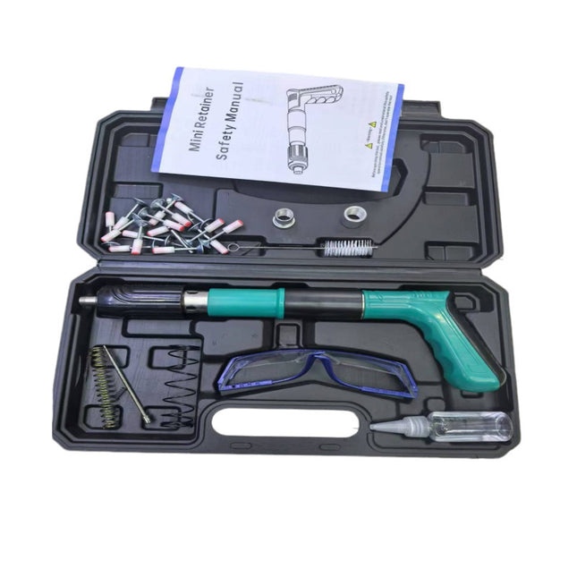 Καρφωτικό χειρός Nail Gun σε ανοιχτή βαλίτσα με καρφιά, γυαλιά και εξαρτήματα