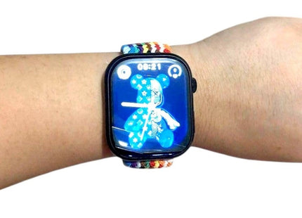 P9 Series 10 49mm smartwatch φορεμένο στον καρπό με πολύχρωμο λουράκι