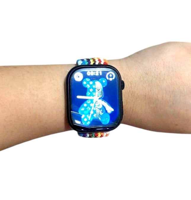 P9 Series 10 49mm smartwatch φορεμένο στον καρπό με πολύχρωμο λουράκι