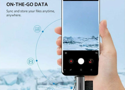 Ugreen card reader συνδεδεμένο σε smartphone με κάρτα μνήμης microSD