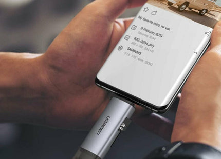 Ugreen card reader συνδεδεμένο σε smartphone μέσω USB-C για OTG χρήση