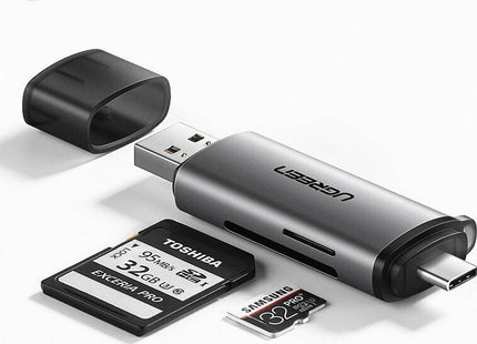 Γκρι Ugreen card reader με καπάκι και κάρτες SD και microSD δίπλα του