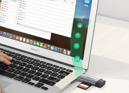 Ugreen card reader συνδεδεμένο σε laptop με κάρτα SD για μεταφορά αρχείων