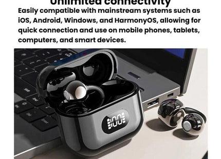 X62 ακουστικά Bluetooth με ανοιχτή θήκη φόρτισης δίπλα σε φορητό υπολογιστή