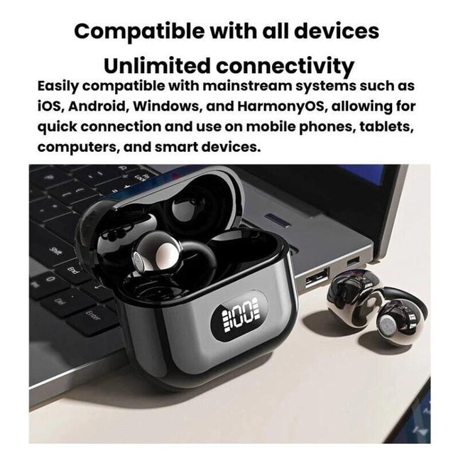 X62 ακουστικά Bluetooth με ανοιχτή θήκη φόρτισης δίπλα σε φορητό υπολογιστή